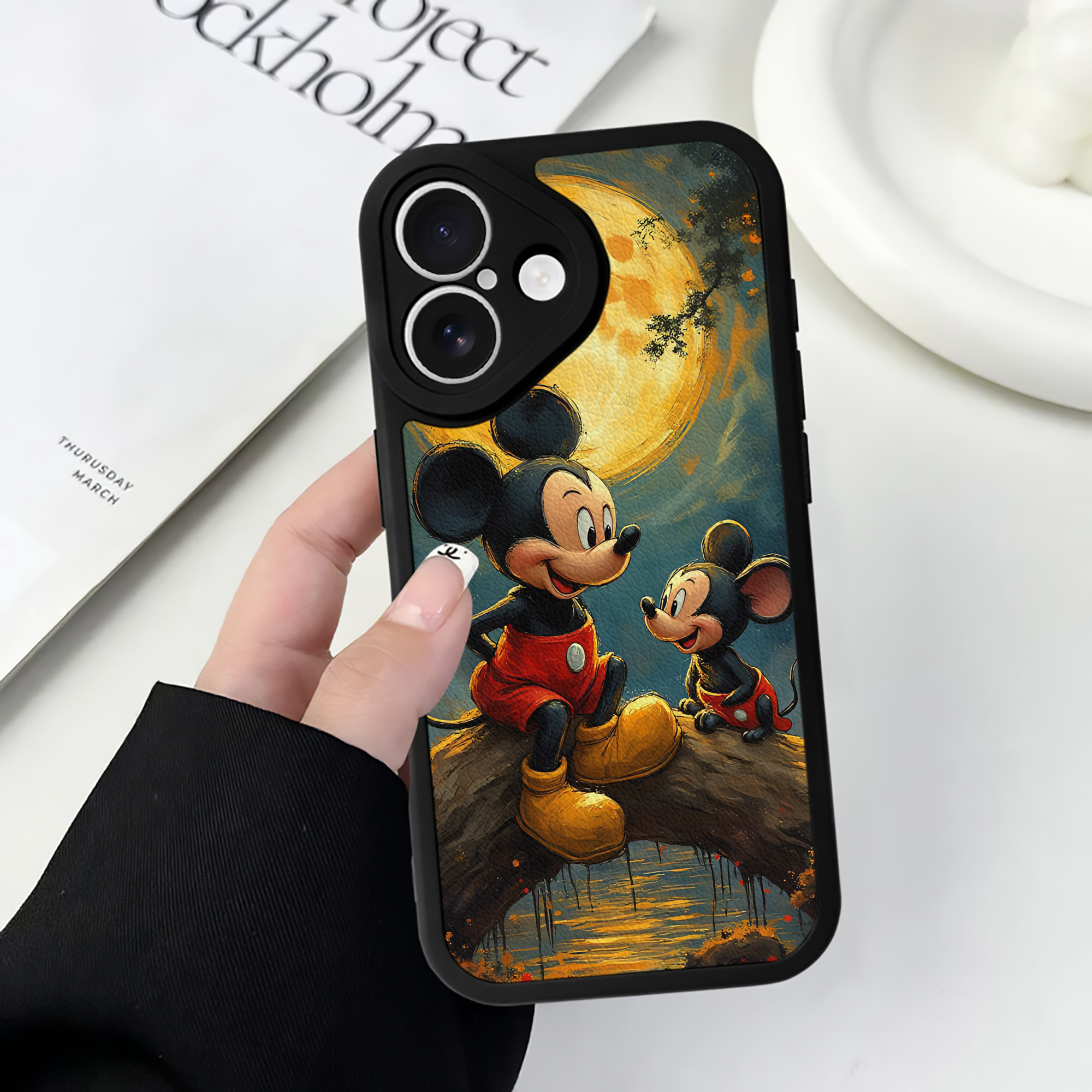 （画像用） ミッキーマウス Mickey Mouse 【iPhone 16シリーズ対応】シリコンスマホケース（レザー調） 材質：シリコン